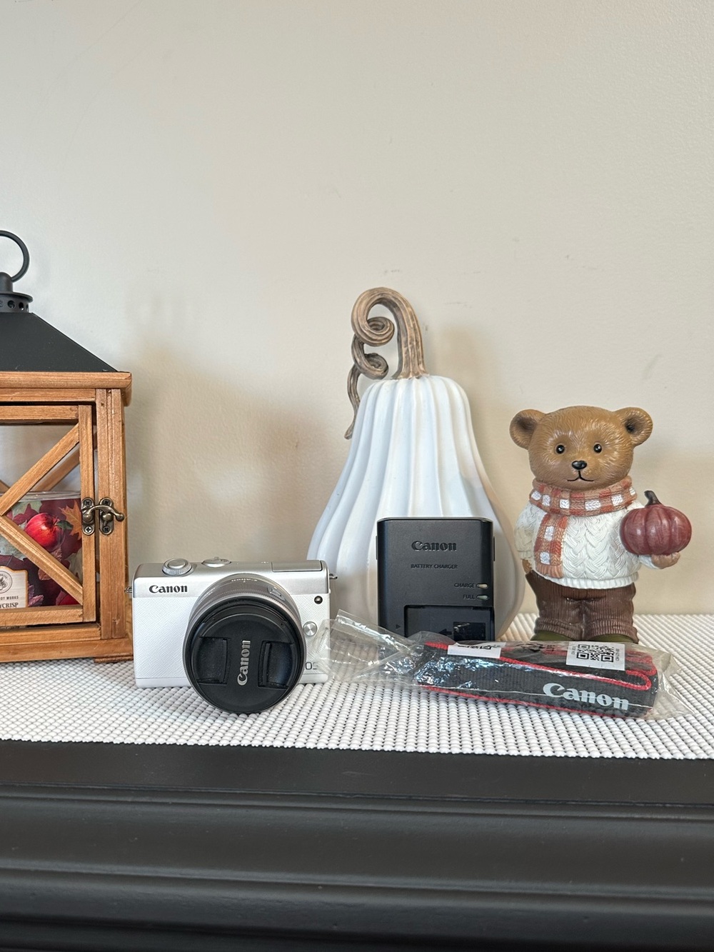 Canon M200 mirrorless camera 15-45mm 24.1MP